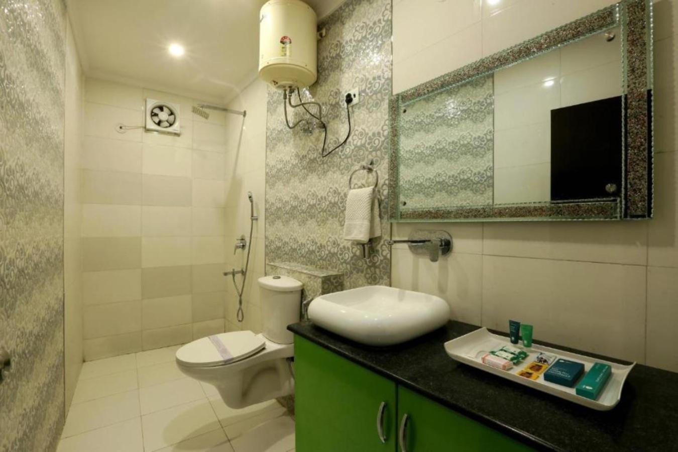 Hotel Grand Castel Blue At Igi Airport
